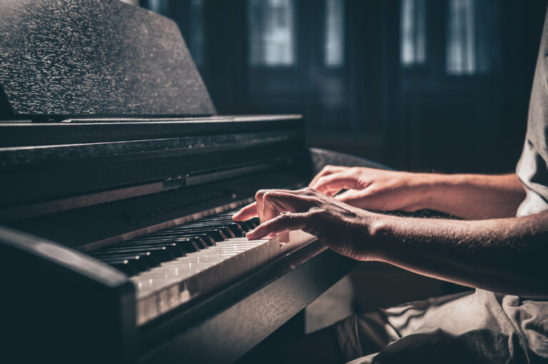 Symphonic Synchrony: Mastering the Art of Two-Handed Piano Playing