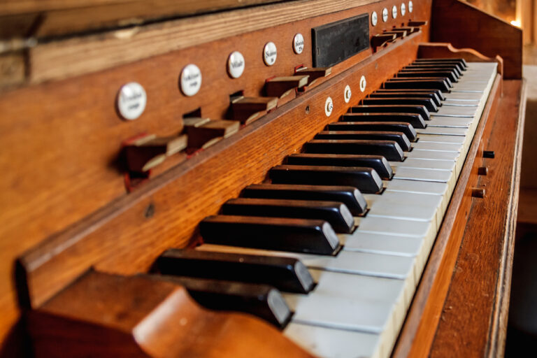 Vintage Vibes: Exploring the Pros and Cons of Old Pianos